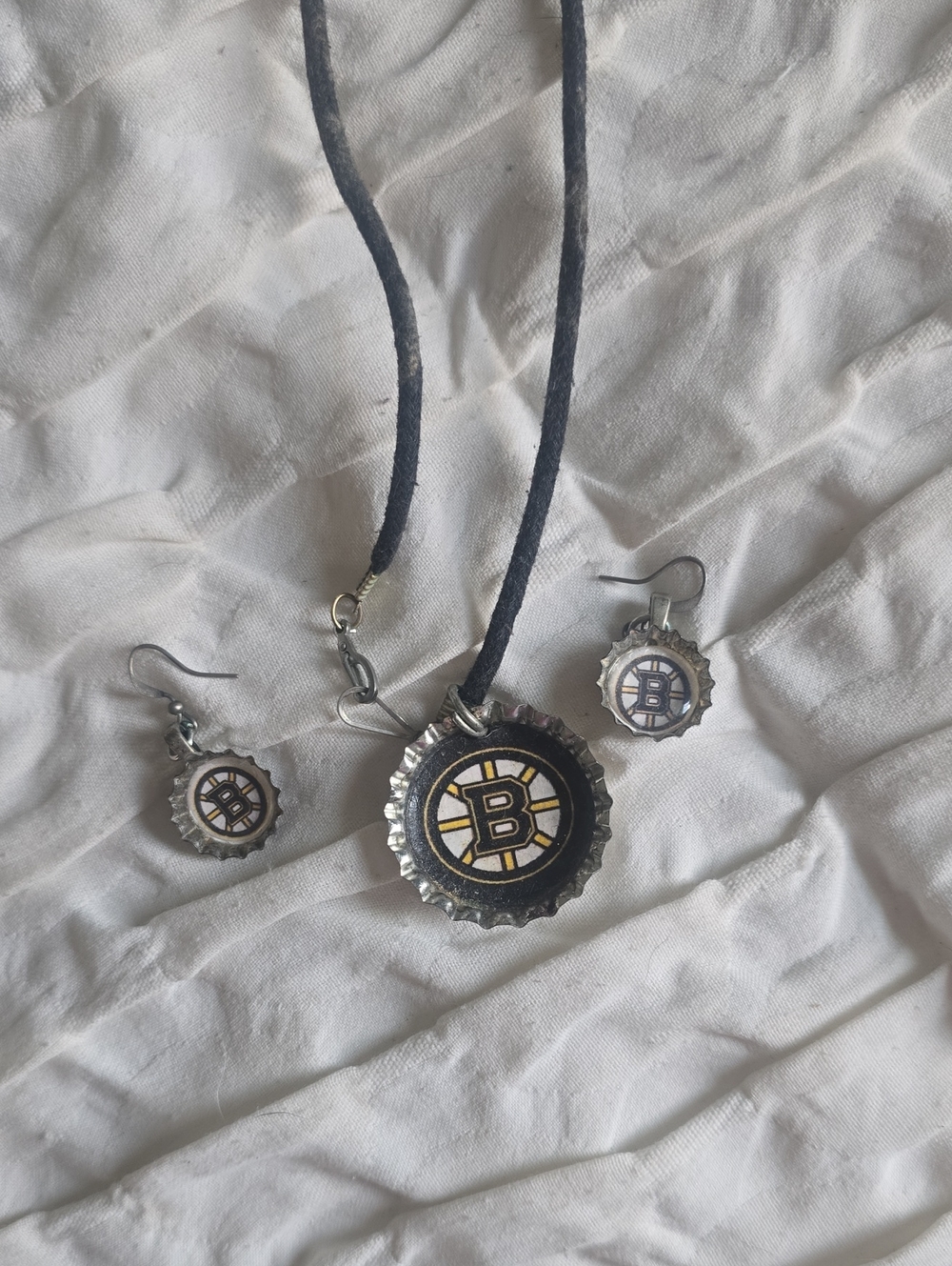 Boston Bruins Bottle Cap Necklace & Earrings Set - Black and Gold